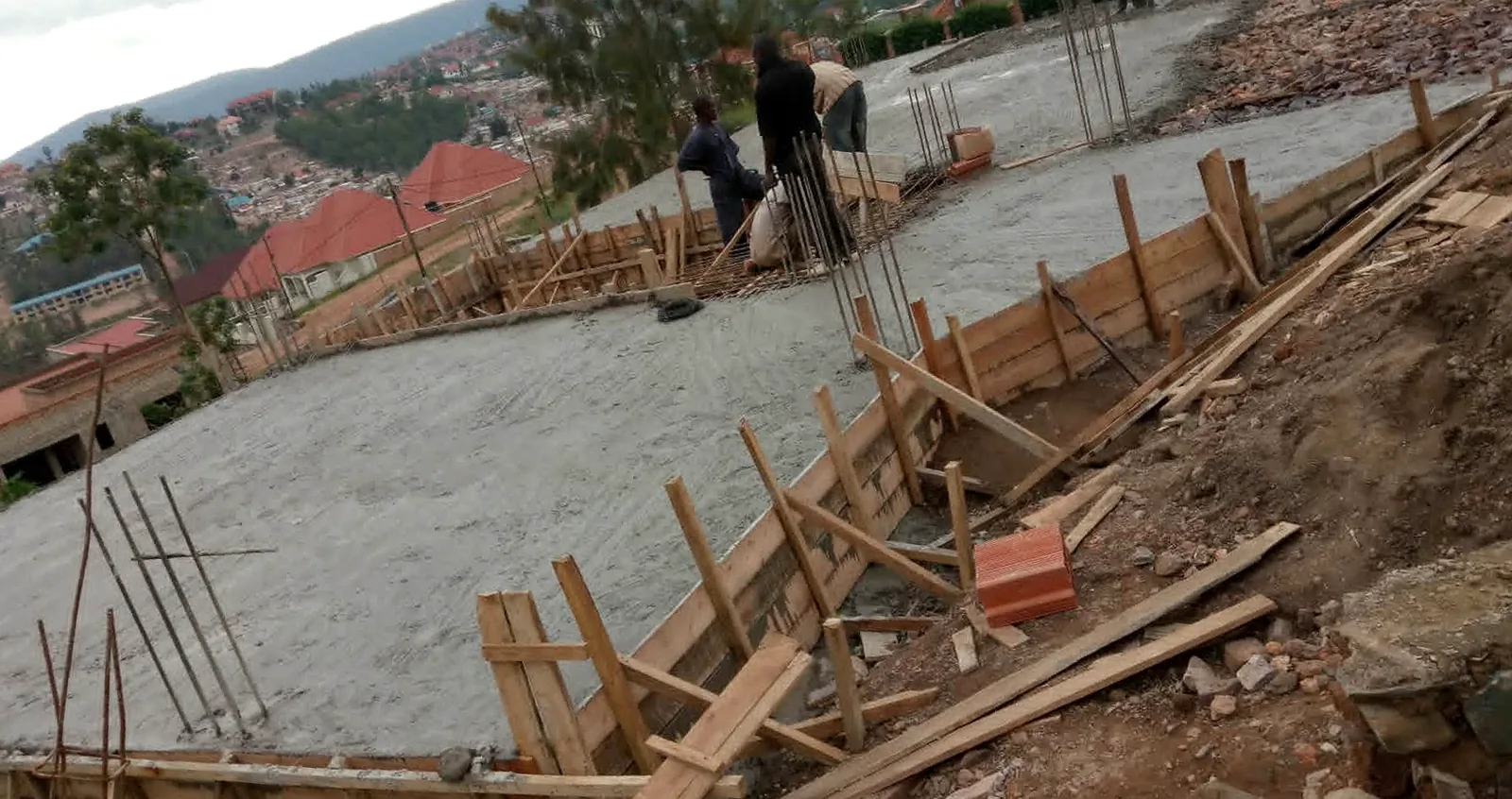 Chantier PACOR : coulée de dalle avec vue sur les collines