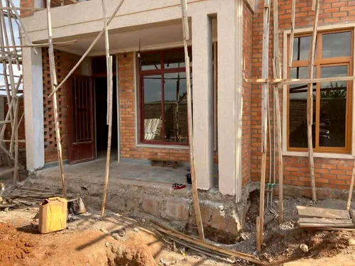 Entrée en brique avec fenêtres posées et finitions en cours