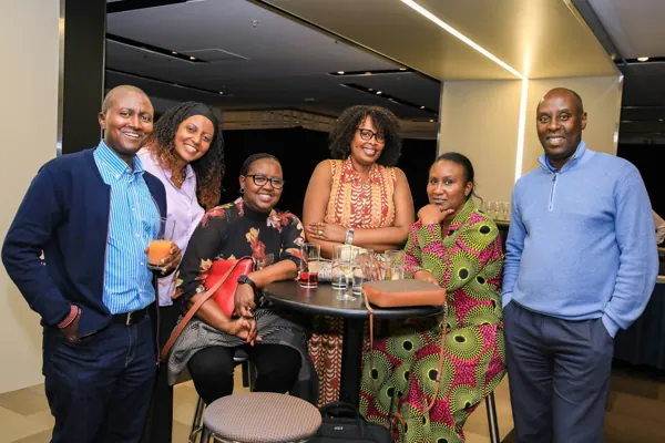 Groupe d'invités autour d'une table haute pendant le cocktail