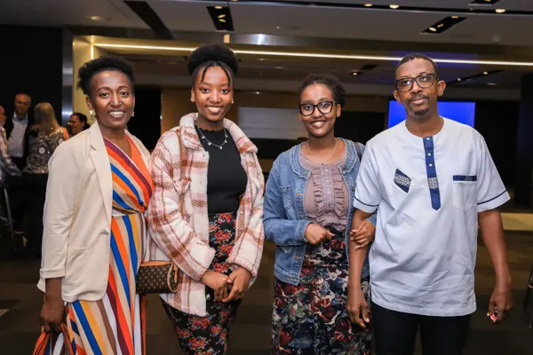 Une famille d'invités venue célébrer le lancement