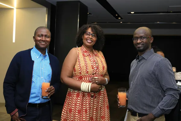 Trois invités discutant pendant le cocktail