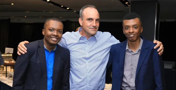 Trois invités posant ensemble pendant la soirée