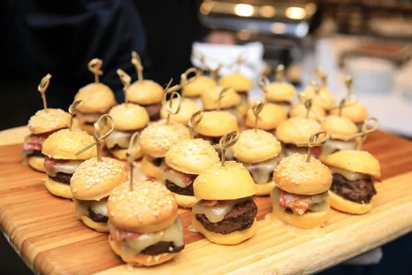 Mini-burgers servis pendant le cocktail