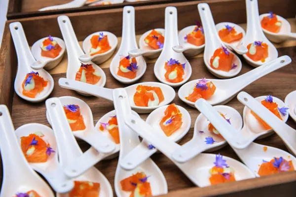 Bouchées de saumon servies en cuillères pendant le cocktail