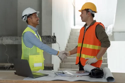 Travailleurs de la construction se serrant la main après une réunion